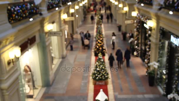 Felülnézet emberek shopping Mall, homályos, karácsonyi és újévi ajándékok kiválasztásában rohanni — Stock videók