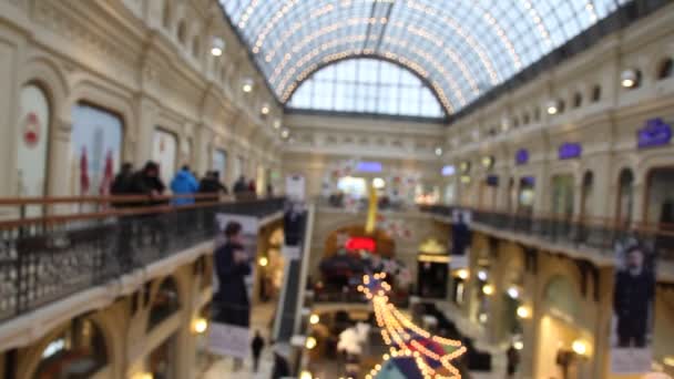 Pessoas vista superior em shopping center, borrado, escolhendo presentes para o Natal e corrida do ano novo — Vídeo de Stock