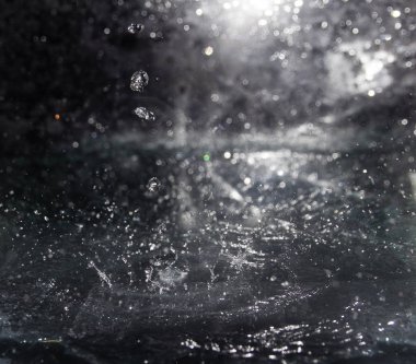 su sıçramalarına, siyah arka plan üzerine su sıçrama