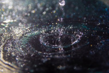 su sıçramalarına, siyah arka plan üzerine su sıçrama