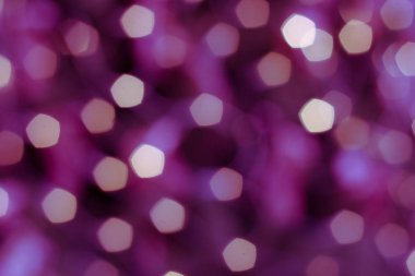 Kırmızı bir arka plan üzerinde renkli ışıklar. tatil bokeh. Soyut Noel