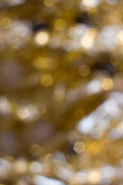 Kırmızı bir arka plan üzerinde renkli ışıklar. tatil bokeh. Soyut Noel