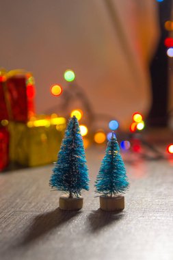 iki küçük yeşil mor yıldız, tinsel, üstten görünüm ile ahşap arka plan üzerinde yeni yılın bir sembolü olarak Noel ağaçları, metin ve substrat için yer