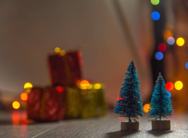 iki küçük yeşil mor yıldız, tinsel, üstten görünüm ile ahşap arka plan üzerinde yeni yılın bir sembolü olarak Noel ağaçları, metin ve substrat için yer