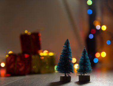 iki küçük yeşil mor yıldız, tinsel, üstten görünüm ile ahşap arka plan üzerinde yeni yılın bir sembolü olarak Noel ağaçları, metin ve substrat için yer