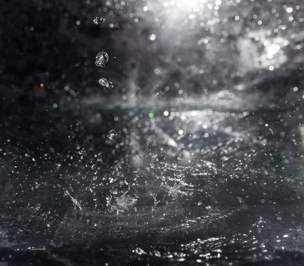 su sıçramalarına, siyah arka plan üzerine su sıçrama