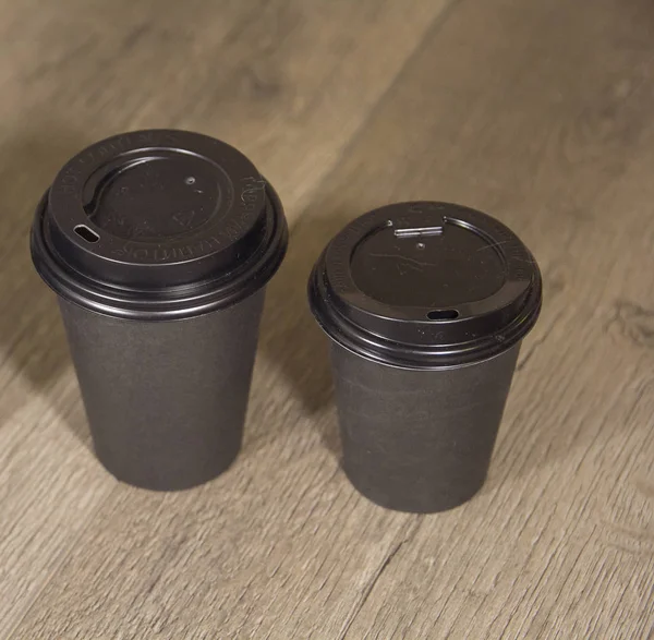 Чашка черного кофе на деревянном фоне — стоковое фото