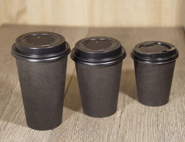 Чашка черного кофе на деревянном фоне — стоковое фото