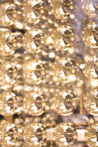 Kırmızı bir arka plan üzerinde renkli ışıklar. tatil bokeh. Soyut Noel