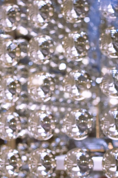 Kırmızı bir arka plan üzerinde renkli ışıklar. tatil bokeh. Soyut Noel