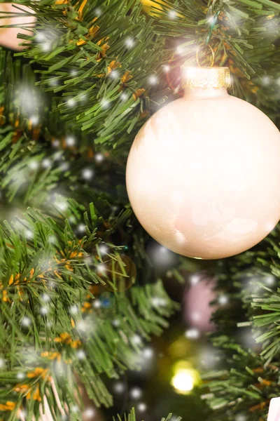 背景ぼやけてボール、明るいクリスマス組成 — ストック写真