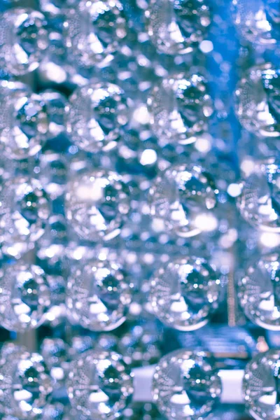 Kırmızı bir arka plan üzerinde renkli ışıklar. tatil bokeh. Soyut Noel