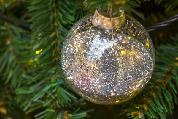 Ljusa jul sammansättning med bollar, bakgrunden suddig — Stockfoto