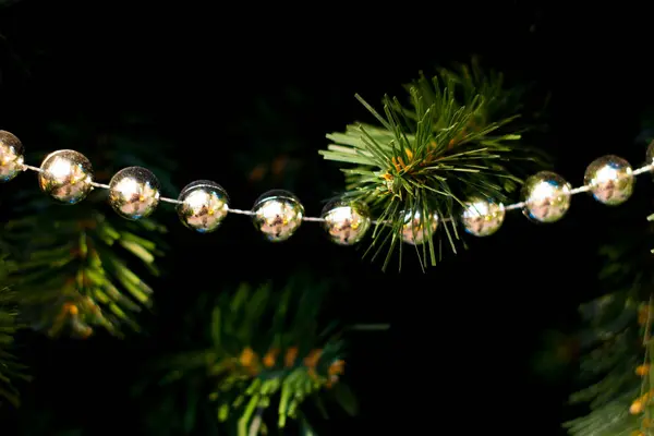 Světlé vánoční složení s míčky, rozmazané pozadí — Stock fotografie