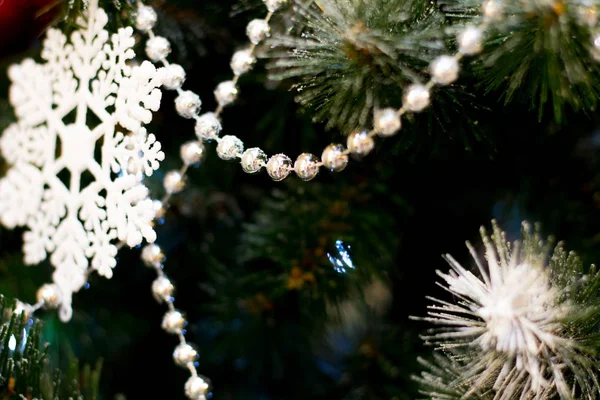 Enda vit jul snö flinga hängande på träd, som substrat och bakgrund — Stockfoto