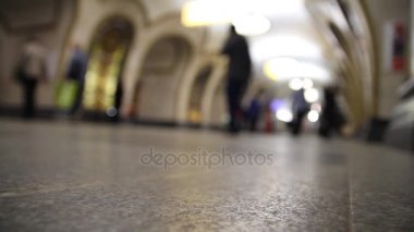 insanlar eve işten bulanık, yürüyerek metro alt görünümü, Ayakkabı ve kalabalık