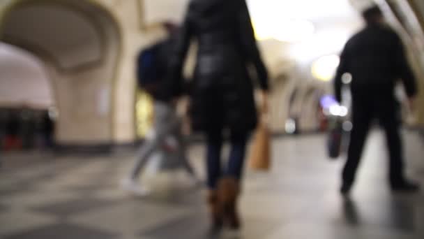 Insanlar eve işten bulanık, yürüyerek metro alt görünümü, Ayakkabı ve kalabalık — Stok video