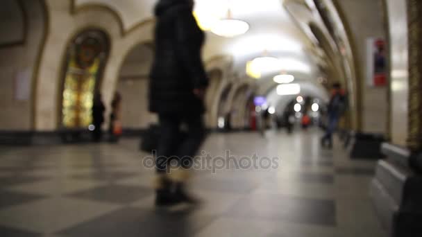 Pessoas no metrô caminhando para casa do trabalho, embaçado, vista de fundo, sapatos e a multidão — Vídeo de Stock
