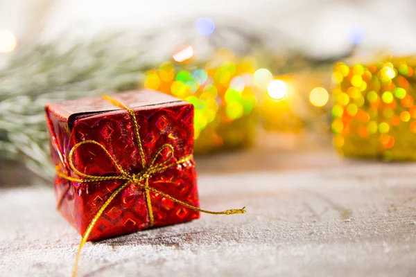 有鲜艳的颜色对木制背景、 顶视图、 新年和圣诞节的礼品盒。明亮的颜色 — 图库照片