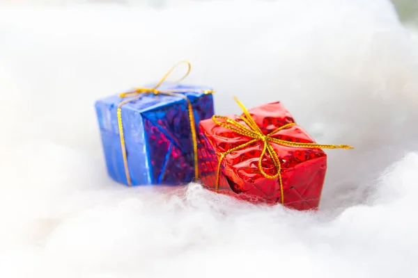 Caixas de presente coloridas sobre fundo de madeira, vista superior, ano novo e Natal. Sombra brilhante — Fotografia de Stock