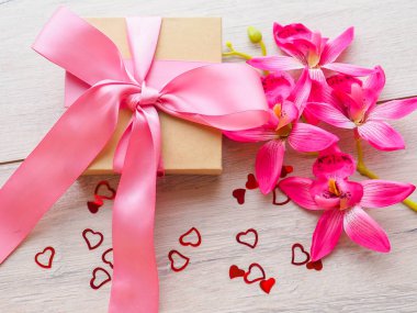 Sevgililer günü, doğum günü, düğün pembe ve kırmızı renkler, pembe fiyonklu, üstten görünüm küçük kırmızı kalp kutu hediye için nazik tatlı kompozisyon