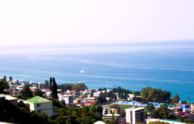 Gagra bir yükseklikten Abhazya şehrin sokaklarında