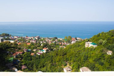 Gagra bir yükseklikten Abhazya şehrin sokaklarında