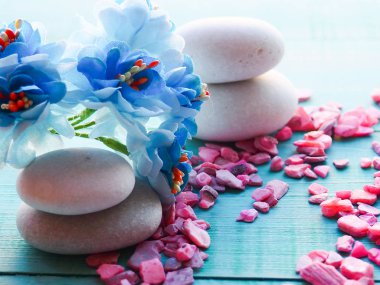 Spa natürmort taşlar, çiçekler, su damlaları, sakin ol, sakin, lüks hayat, sağlık ve gençlik geri yükleme kavramı