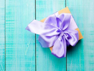 Eski ahşap arka planda eski bir hediye kutusu.