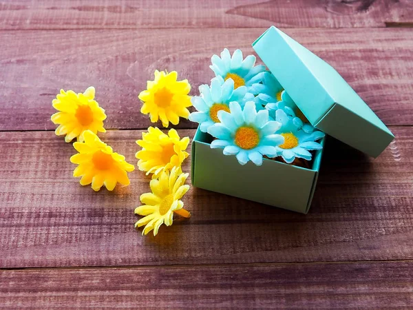 Вінтажний фон з подарунком і квітами на дерев'яній поверхні — стокове фото