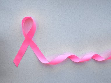 Pembe arka planda pembe kurdele göğüs kanseri