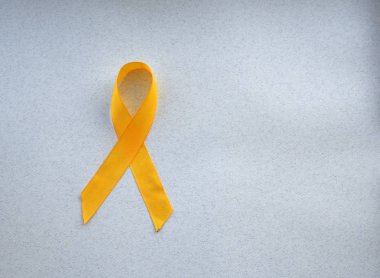 Sarı farkındalık şerit üzerinde açık renkli