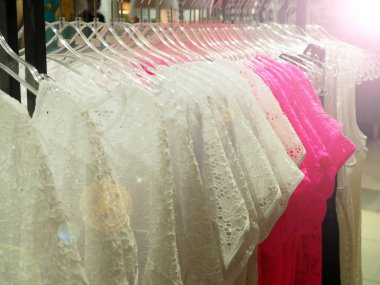 Ahşap askılarda farklı renkte moda kıyafetleri.