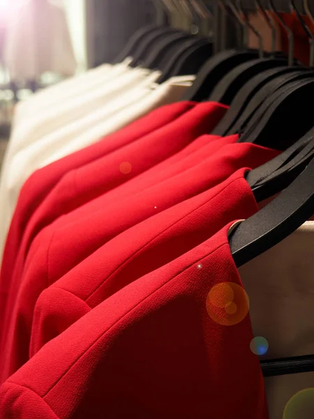 Ahşap askılarda farklı renkte moda kıyafetleri.