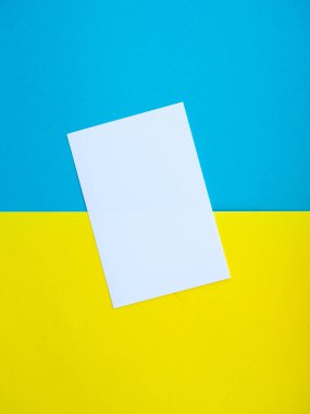 Beyaz, sarı ve mavi arkaplan, parlak renkler, metin için boş boşluk oluşturur