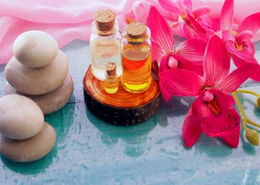 şişe aroma esans veya spa ve doğal parfüm yağı ile ahşap masa, aroma spa alternatif tedavi tıp ve meditasyon aroma kavramı için görüntü üzerinde kuru çiçek.