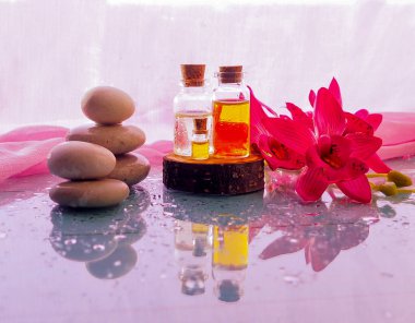 şişe aroma esans veya spa ve doğal parfüm yağı ile ahşap masa, aroma spa alternatif tedavi tıp ve meditasyon aroma kavramı için görüntü üzerinde kuru çiçek.