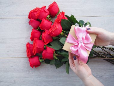 Kadın el ve güzel gül buketi hediye kutusu.