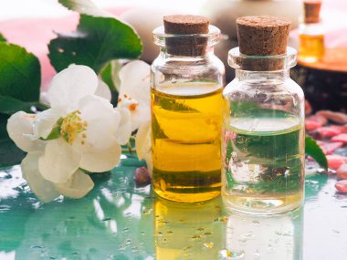 eski ahşap arka plan üzerinde Yasemin çiçekleri Spa konseptiyle