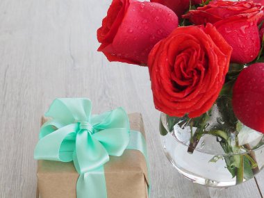 Kırmızı gül buketi ile ayar ve mevcut Sevgililer