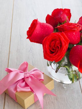 Kırmızı gül buketi ile ayar ve mevcut Sevgililer