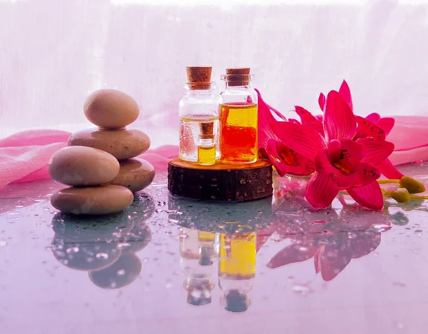 şişe aroma esans veya spa ve doğal parfüm yağı ile ahşap masa, aroma spa alternatif tedavi tıp ve meditasyon aroma kavramı için görüntü üzerinde kuru çiçek.