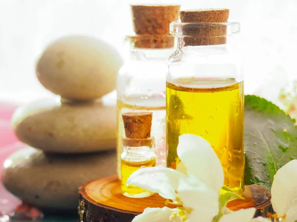 şişe aroma esans veya spa ve doğal parfüm yağı ile ahşap masa, aroma spa alternatif tedavi tıp ve meditasyon aroma kavramı için görüntü üzerinde kuru çiçek.