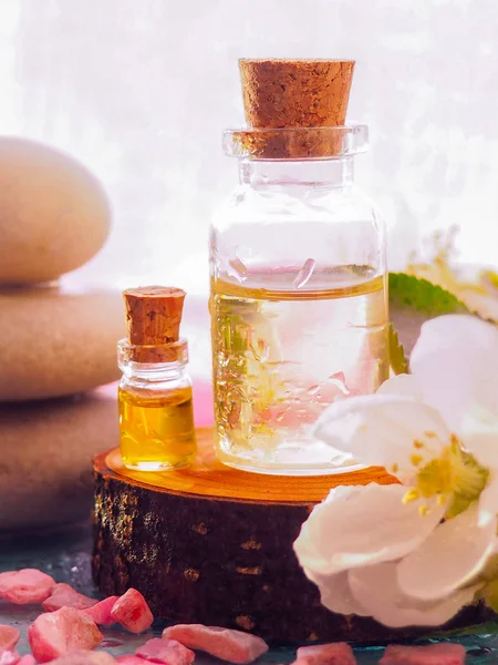 şişe aroma esans veya spa ve doğal parfüm yağı ile ahşap masa, aroma spa alternatif tedavi tıp ve meditasyon aroma kavramı için görüntü üzerinde kuru çiçek.