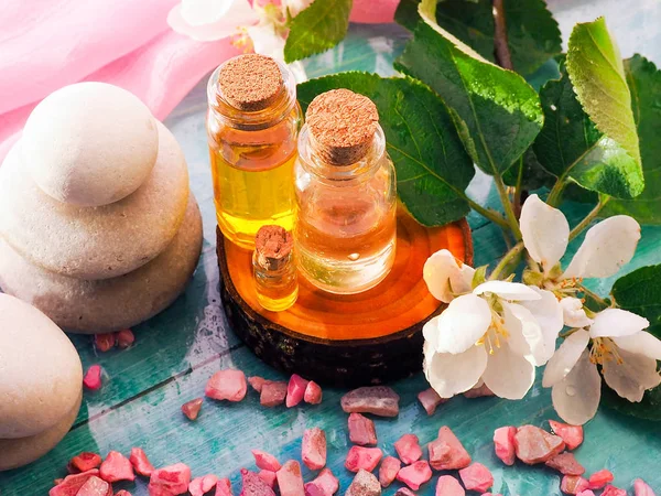 şişe aroma esans veya spa ve doğal parfüm yağı ile ahşap masa, aroma spa alternatif tedavi tıp ve meditasyon aroma kavramı için görüntü üzerinde kuru çiçek.