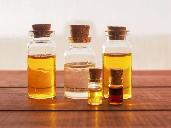 aroma esans veya spa veya ahşap masa, spa veya alternatif meditasyon aroma doğal parfüm yağı ile şişe