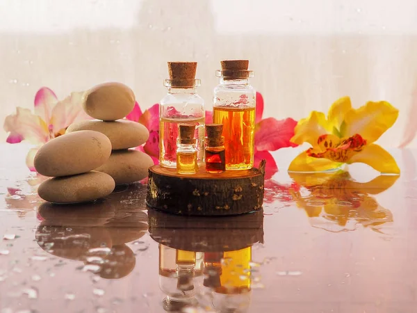 aroma esans veya spa veya ahşap masa, spa veya alternatif meditasyon aroma doğal parfüm yağı ile şişe