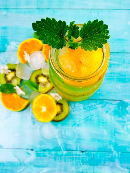 Entgiftendes Mineralwasser mit Mandarine und Minze auf hellem Hintergrund — Stockfoto