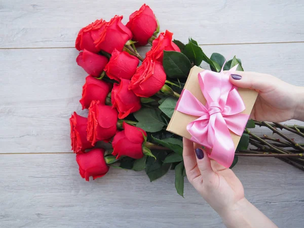 Kadın el ve güzel gül buketi hediye kutusu.