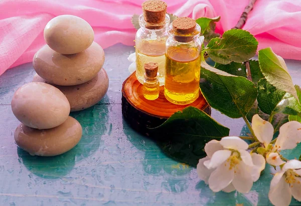 eski ahşap arka plan üzerinde Yasemin çiçekleri Spa konseptiyle